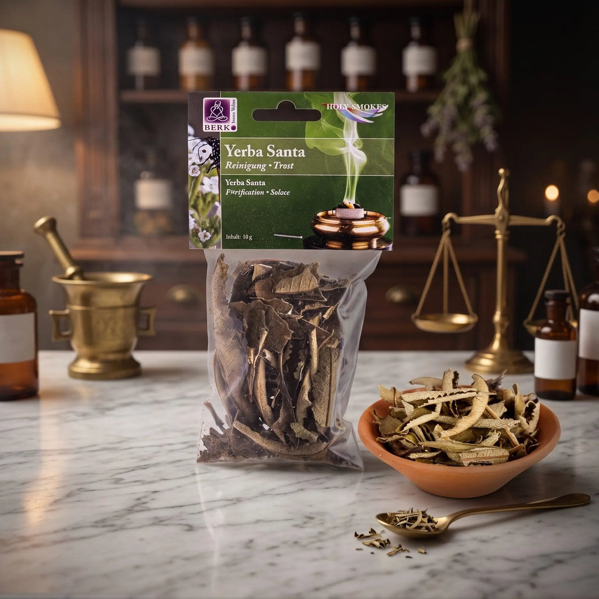 Yerba Santa, sortenreines Räucherwerk von Berk, 10 g: Packung auf der Marmortheke einer alten Apotheke am Abend, daneben eine Terracottaschale mit getrockneten Yerba-Santa-Blättern und ein Messinglöffel – Spirit of Gaia