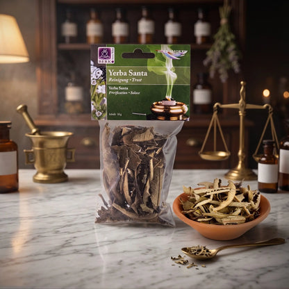 Yerba Santa, sortenreines Räucherwerk von Berk, 10 g: Packung auf der Marmortheke einer alten Apotheke am Abend, daneben eine Terracottaschale mit getrockneten Yerba-Santa-Blättern und ein Messinglöffel – Spirit of Gaia