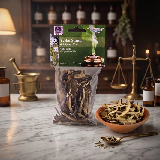 Yerba Santa, sortenreines Räucherwerk von Berk, 10 g: Packung auf der Marmortheke einer alten Apotheke am Abend, daneben eine Terracottaschale mit getrockneten Yerba-Santa-Blättern und ein Messinglöffel – Spirit of Gaia