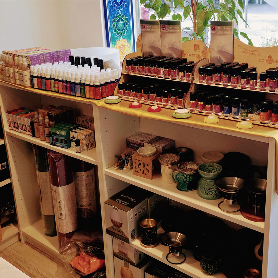 Regal mit ätherischen Ölen, Duftmischungen und Aromalampen im Laden in Neuss