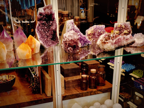 Amethystdrusen und Bergkristallspitzen in der Vitrine im Laden in Neuss