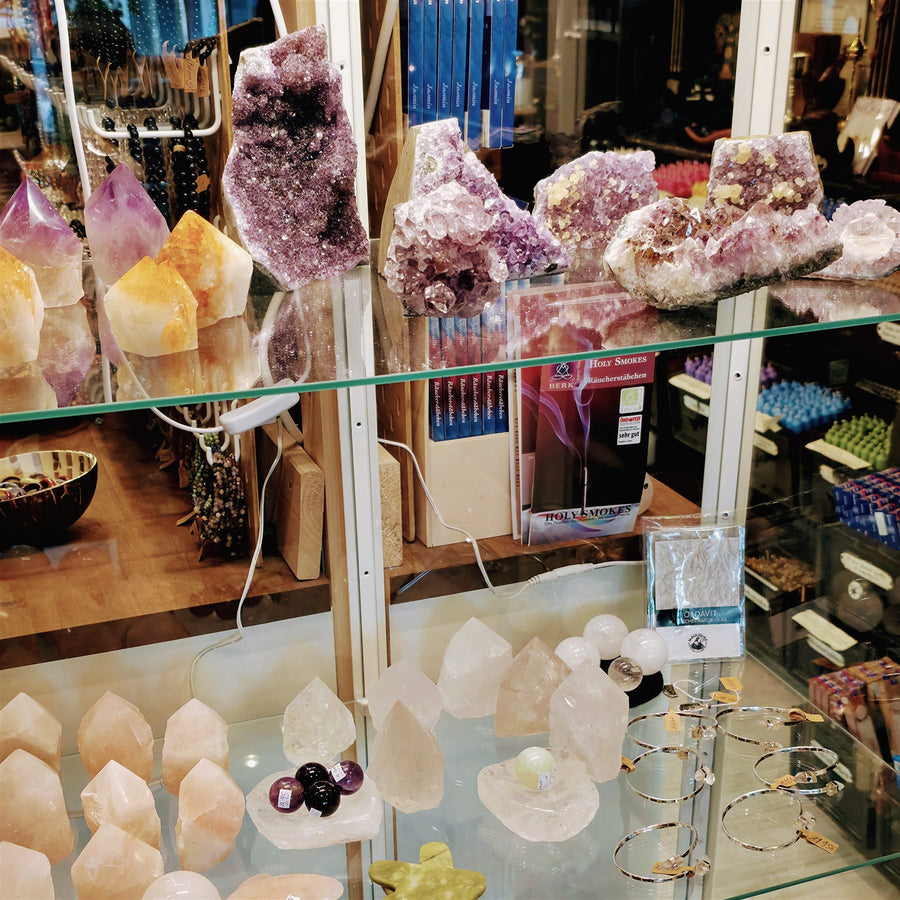 Vitrine mit Amethystdrusen, Bergkristallspitzen und Rosenquarz im Laden in Neuss