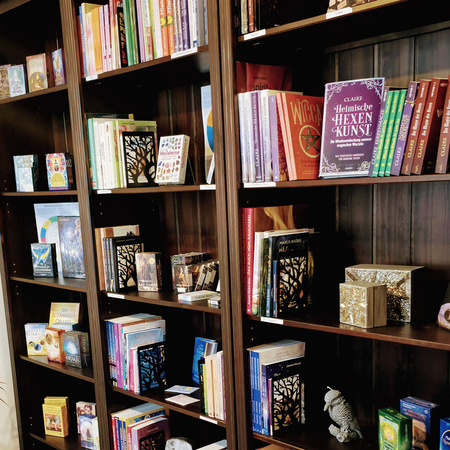 Bücherregal mit spirituellen Büchern, Tarot- und Orakelkarten im Laden in Neuss