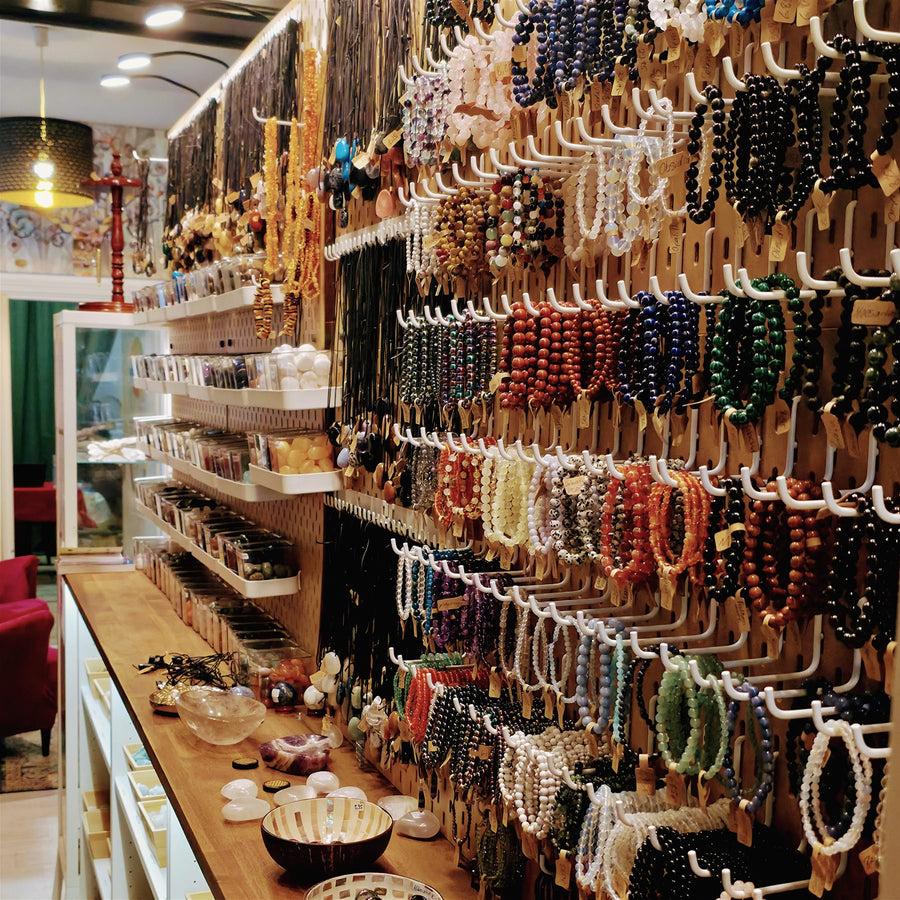 Wand mit hunderten Edelstein-Armbändern in allen Farben im Laden in Neuss
