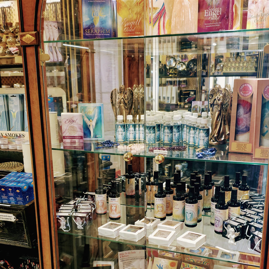 Vitrine mit Engelkarten, Engelfiguren und Aurasprays im Laden in Neuss