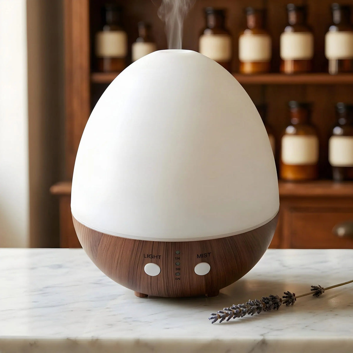 Aroma Diffuser Oval Weiß mit mattweißer Haube und Sockel in dunkler Holzoptik, feiner Nebel, vor Apothekerschrank – Spirit of Gaia