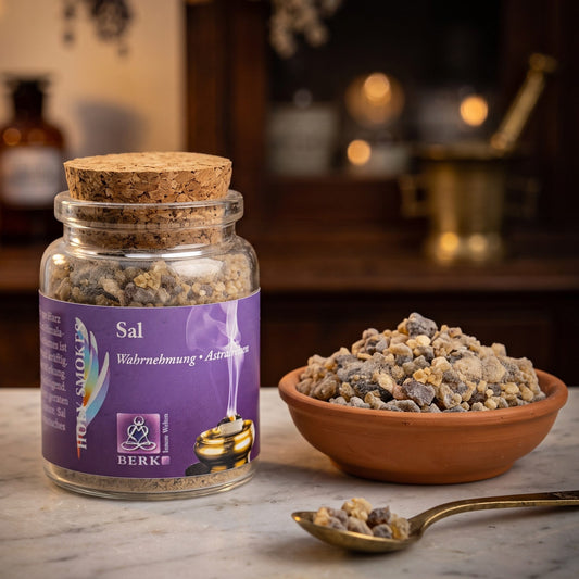Sal, reines Räucherharz von Berk, 60 ml im Korkglas: Korkglas auf der Marmortheke einer alten Apotheke am Abend, daneben eine Terracottaschale mit staubig graubraunen Salharzstücken und ein Messinglöffel – Spirit of Gaia