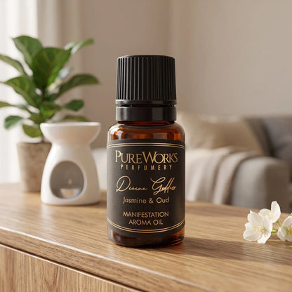 Aromaöl Divine Goddess (Jasmin & Oud): Fläschchen auf einem Holz-Sideboard im Wohnzimmer, im Hintergrund eine weiße Duftlampe, daneben weiße Jasminblüten