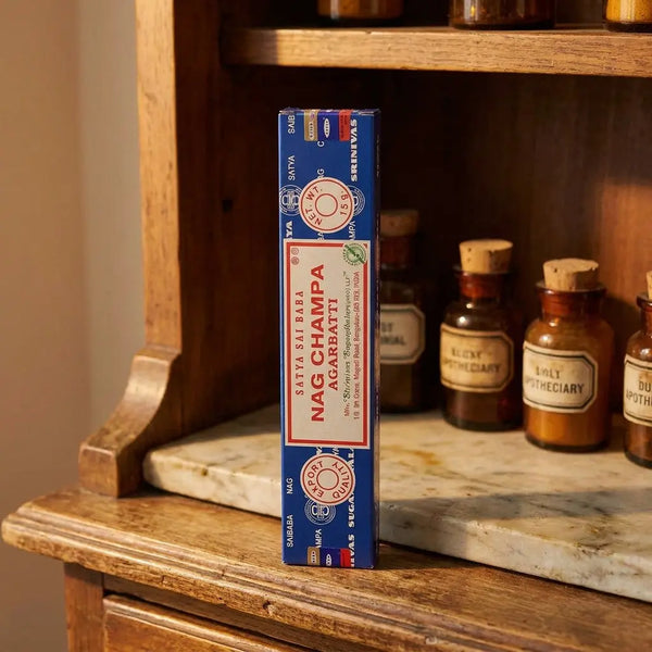 Satya Nag Champa Räucherstäbchen – blaue Schachtel im Apothekerschrank mit Apothekergläsern