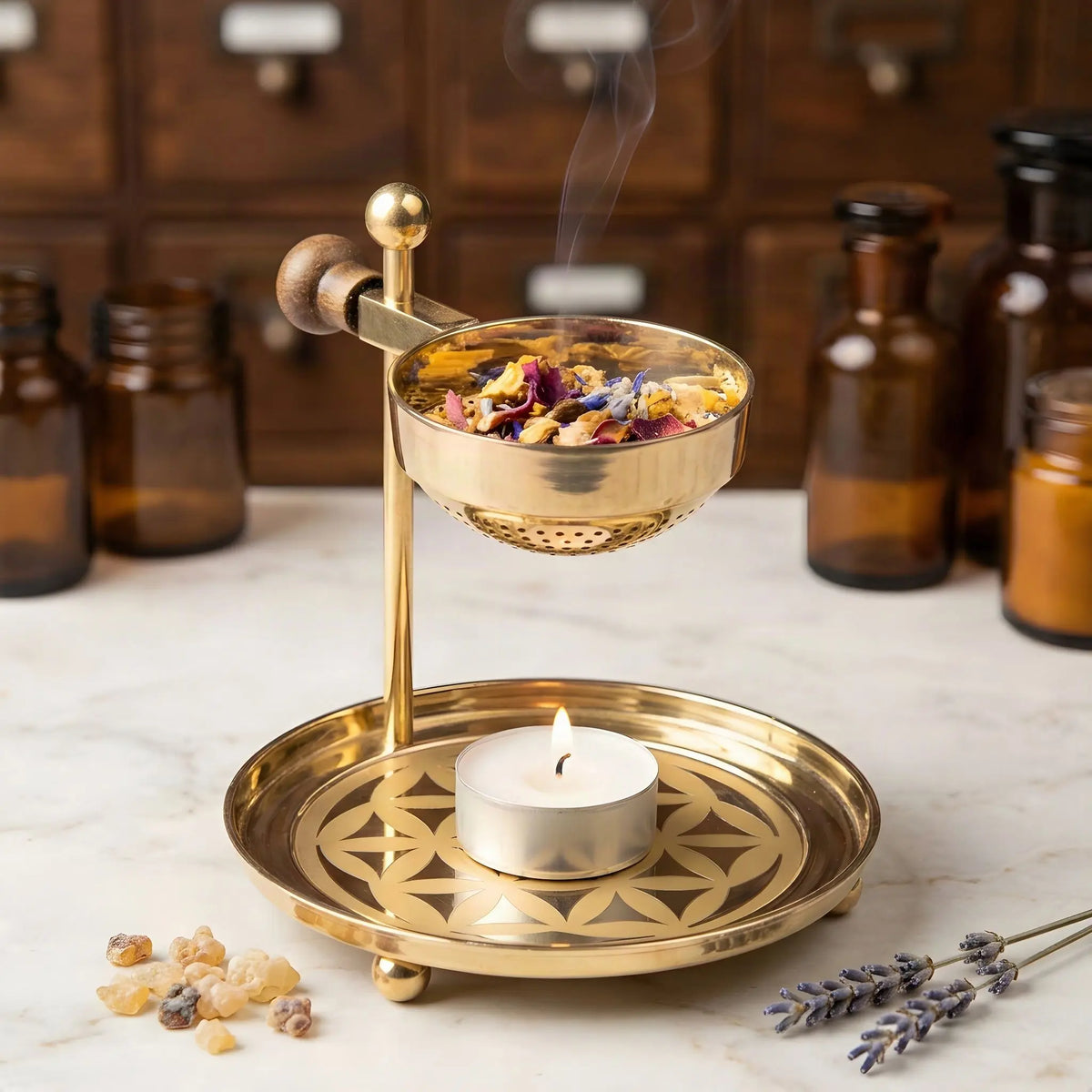Ein Teelicht brennt auf der gravierten Bodenplatte, Räucherwerk glimmt in der Messingschale darüber