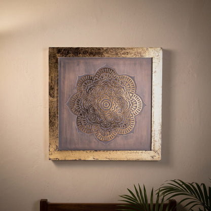 Mandala-Wandbild aus MDF mit goldenem Rahmen, 40 × 40 cm, an einer hellen Putzwand in einem Meditationsraum am Abend