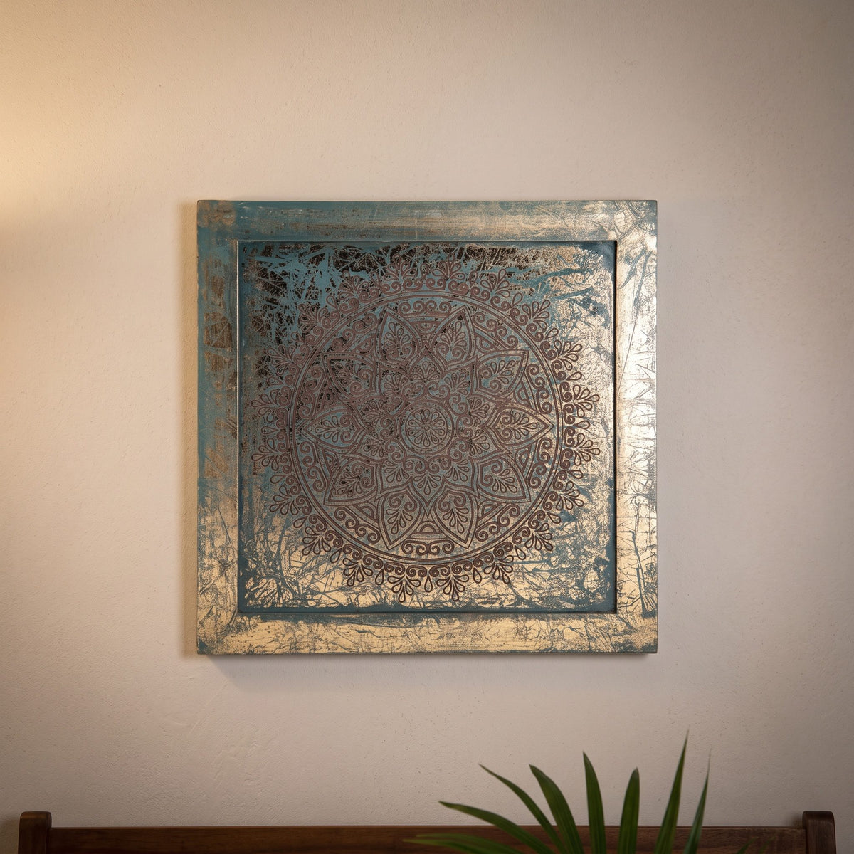 Mandala-Wandbild aus MDF in Grün und Gold, 40 × 40 cm, an einer hellen Putzwand in einem Meditationsraum am Abend