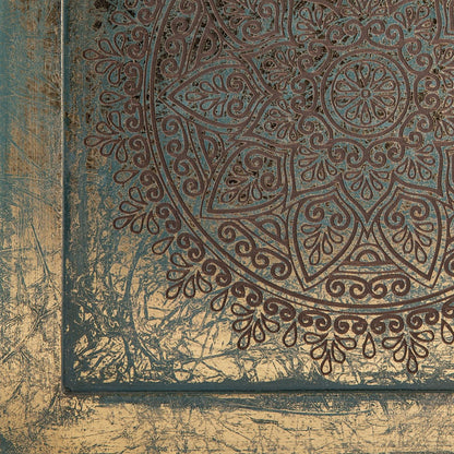 Nahaufnahme der unteren linken Ecke des Wandbilds: grün-goldener Rahmen und fein gezeichnetes braunes Mandala