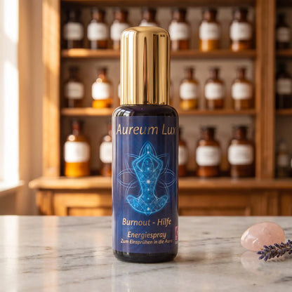 Energiespray Aureum Lux Burnout-Hilfe: Sprühflasche aus Violettglas auf Marmortheke vor Apothekerschrank, daneben ein Rosenquarz und ein Lavendelzweig – Spirit of Gaia