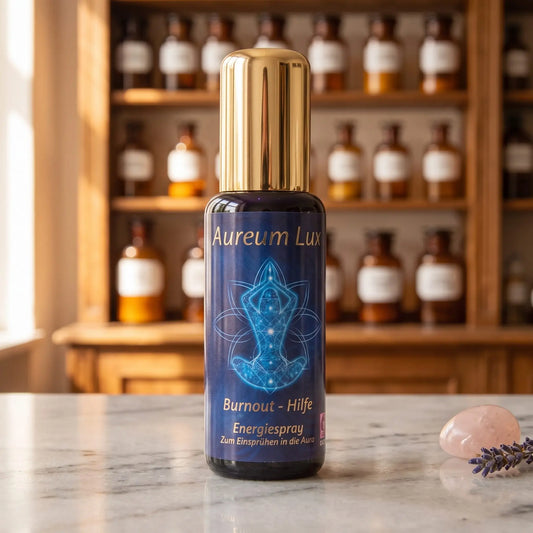 Energiespray Aureum Lux Burnout-Hilfe: Sprühflasche aus Violettglas auf Marmortheke vor Apothekerschrank, daneben ein Rosenquarz und ein Lavendelzweig – Spirit of Gaia