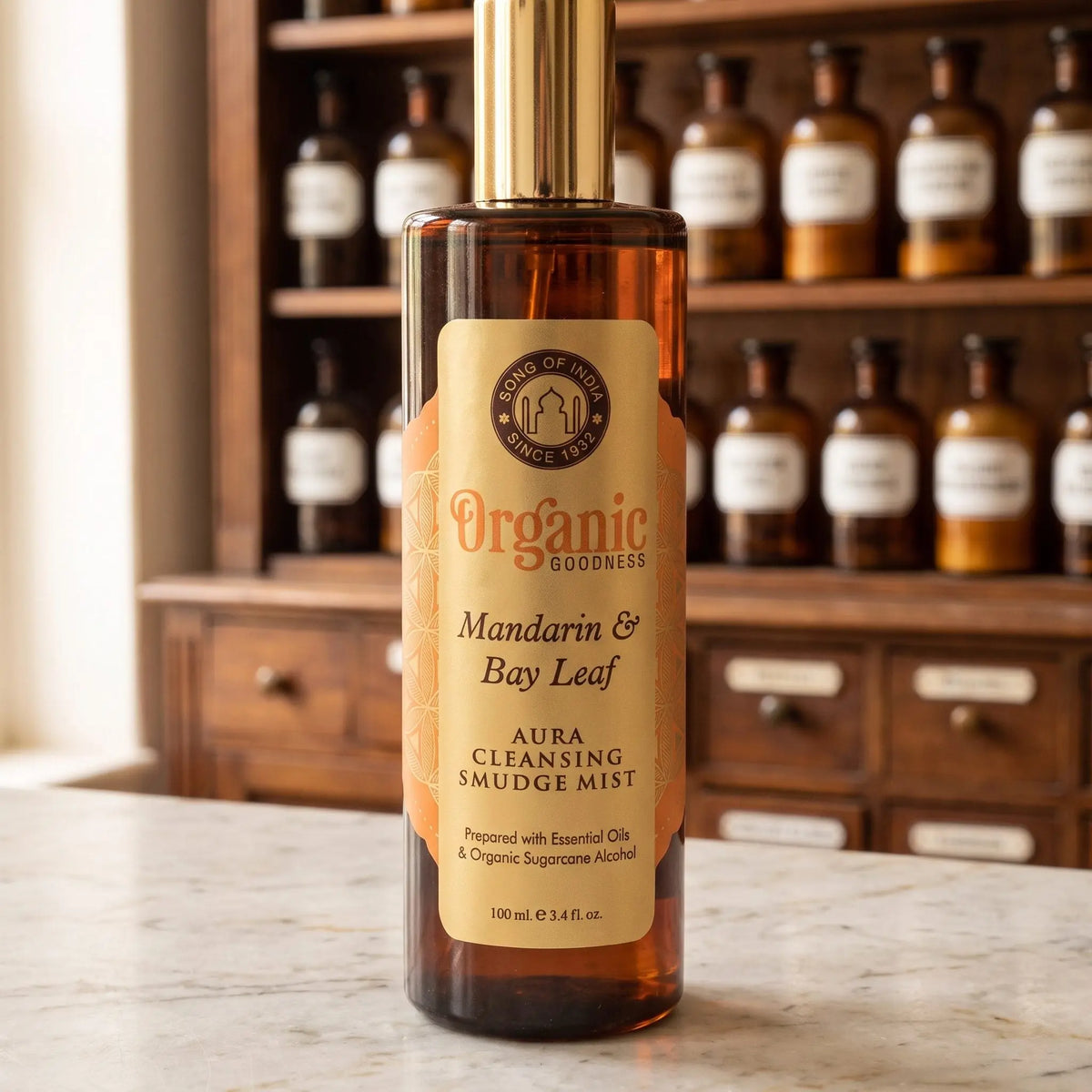 Etikett des Aura Reinigungssprays Mandarine und Lorbeerblatt aus der Nähe: Siegel Song of India, Organic Goodness und Aura Cleansing Smudge Mist