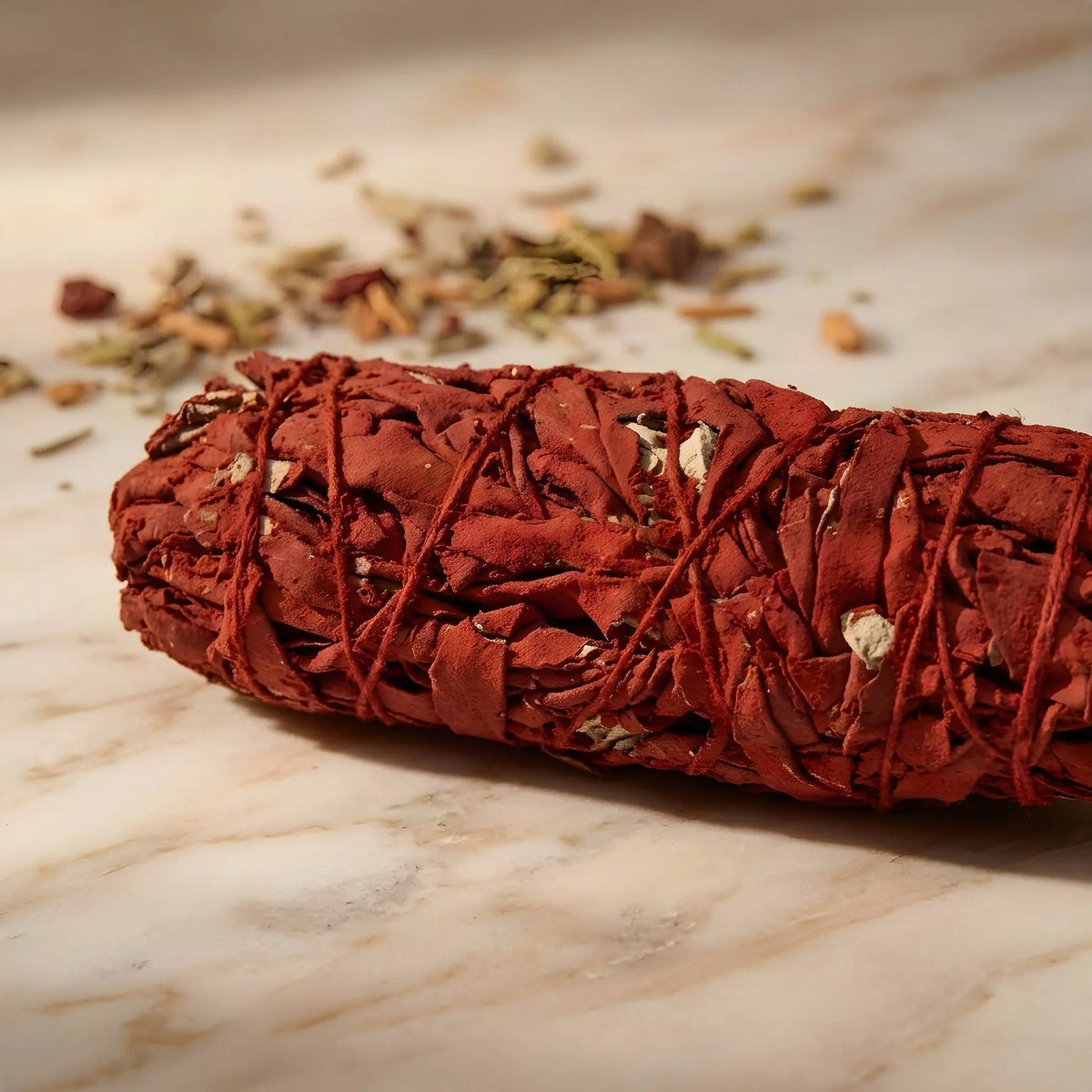 Nahaufnahme des rot ummantelten Drachenblut-Salbeibündels