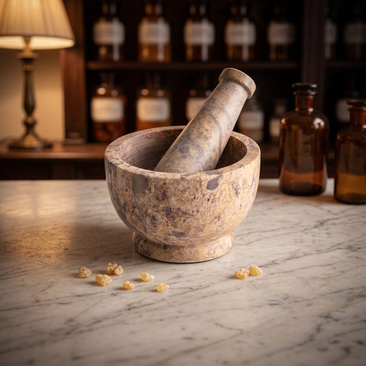 Mörser aus Speckstein mit Stößel auf der Marmortheke einer Apotheke am Abend