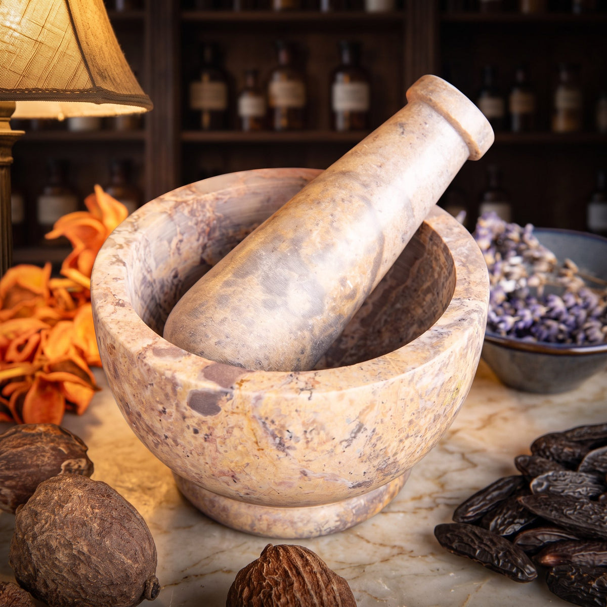 Mörser mit getrockneten Kräutern und Blüten auf der Apothekentheke