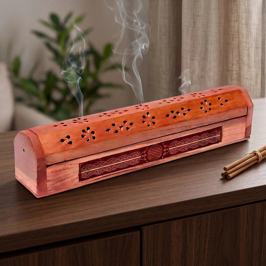 Räucherkistchen Blume des Lebens in Benutzung mit feinem Rauch auf einem dunklen Holz-Sideboard am Abend