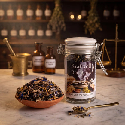 Frei von Manipulation, Räuchermischung der Reihe Kraftvoll Räuchern von Berk, 60 ml im Bügelglas: Glas auf der Marmortheke einer alten Apotheke am Abend, davor eine Terracottaschale mit der losen Mischung und ein Messinglöffel – Spirit of Gaia