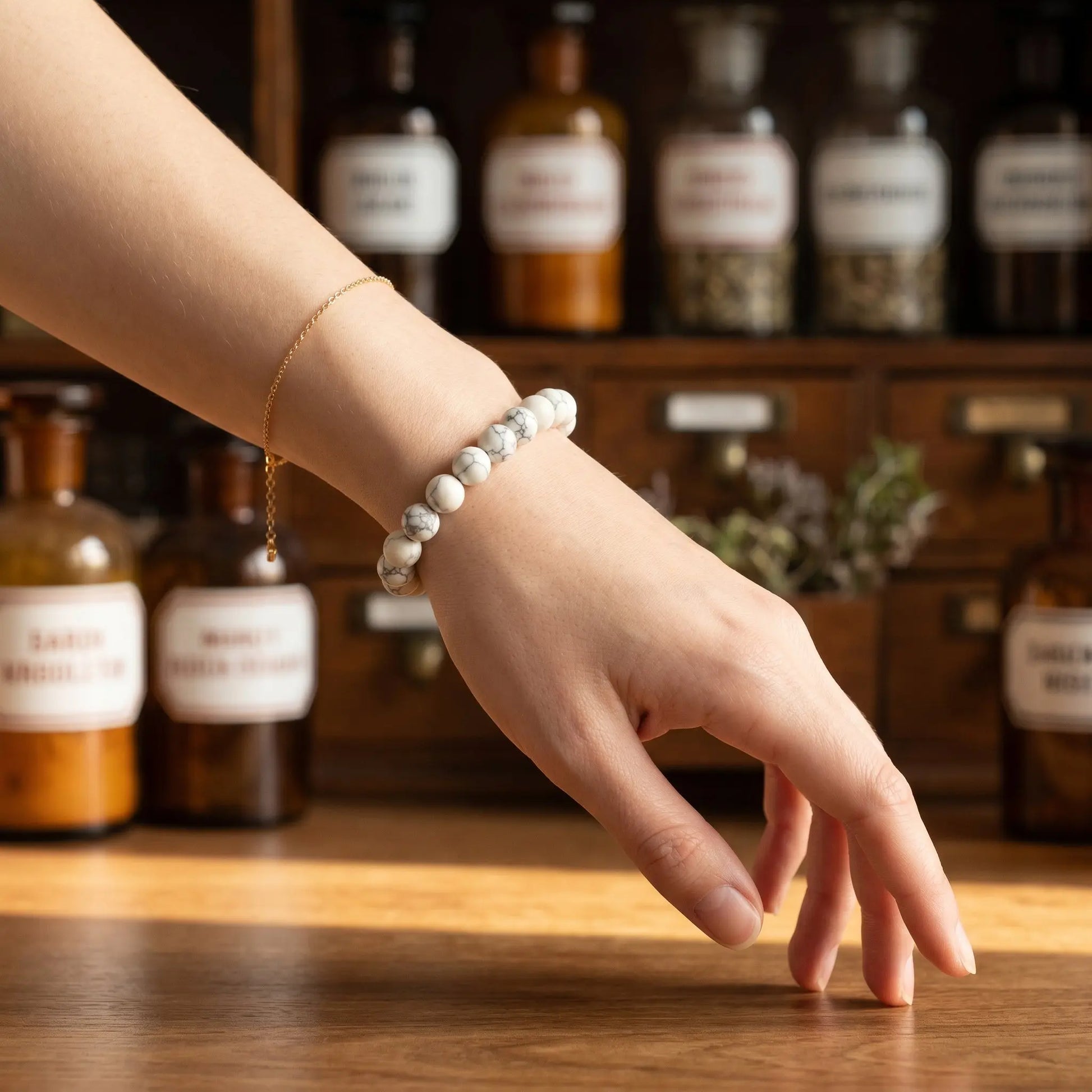 Magnesit Armband am Handgelenk getragen – natürliche Trageansicht