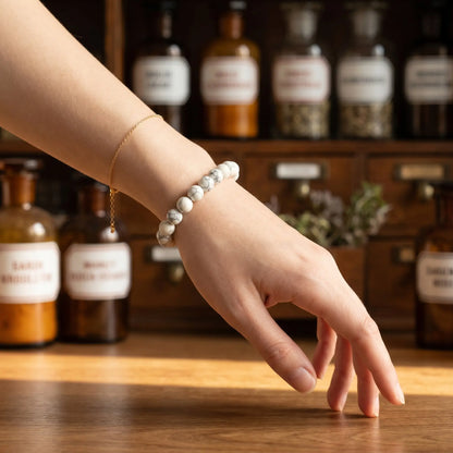 Magnesit Armband am Handgelenk getragen – natürliche Trageansicht
