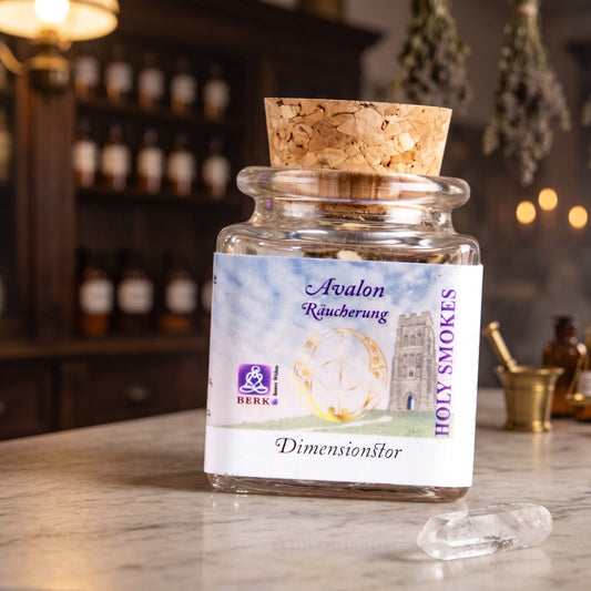 Dimensionstor, Avalon-Räuchermischung von Berk, 50 ml im Korkglas: Korkglas auf der Marmortheke einer alten Apotheke am Abend, daneben eine kleine Bergkristallspitze – Spirit of Gaia