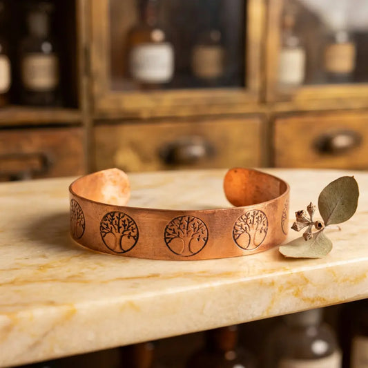Kupferarmreif Yggdrasil Lebensbaum, offener Kupfer-Armreif mit Lebensbaum-Medaillons im Apothekerlook