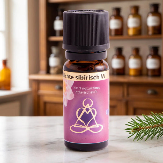 Ätherisches Öl Fichte sibirisch: Fläschchen aus Braunglas auf Marmortheke vor Apothekerschrank, daneben ein Fichtenzweig – Spirit of Gaia