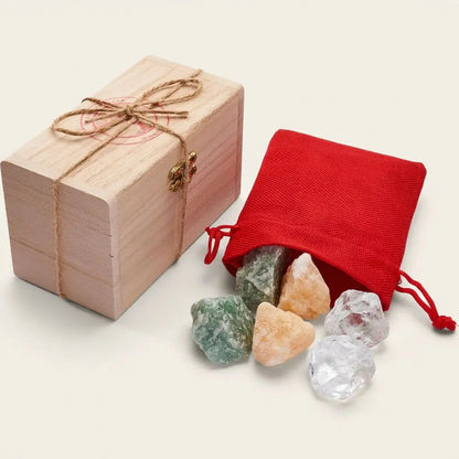 Wassersteine Kraft und Mut – Holzkästchen mit rotem Jutesäckchen und Rohsteinen Aventurin, Orangencalcit und Bergkristall vor hellem Hintergrund – Spirit of Gaia