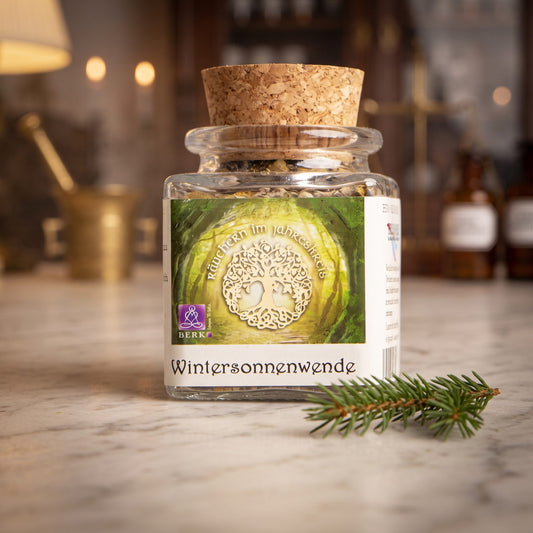 Wintersonnenwende – Jule, Jahreskreisfeste-Räuchermischung von Berk, 50 ml im Korkglas: Korkglas auf der Marmortheke einer alten Apotheke am Abend, daneben ein kleiner Fichtenzweig – Spirit of Gaia