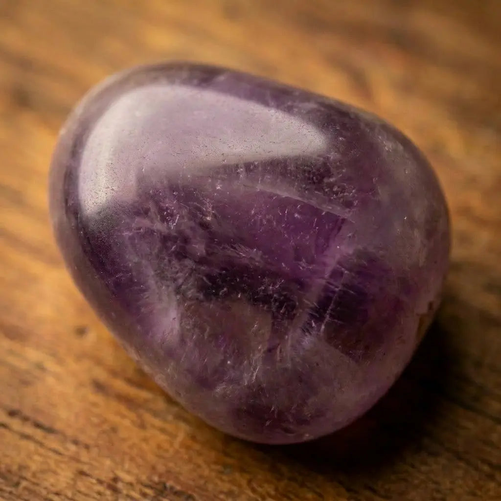 Amethyst Trommelstein – Detail-Makro der polierten violetten Oberfläche