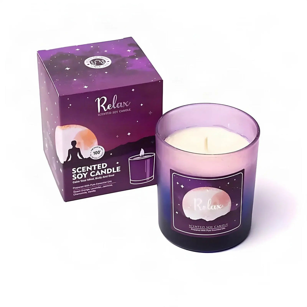 Duftkerze Relax im Glas, Sojawachskerze im violetten Glas mit Schachtel, freigestellt auf Weiß