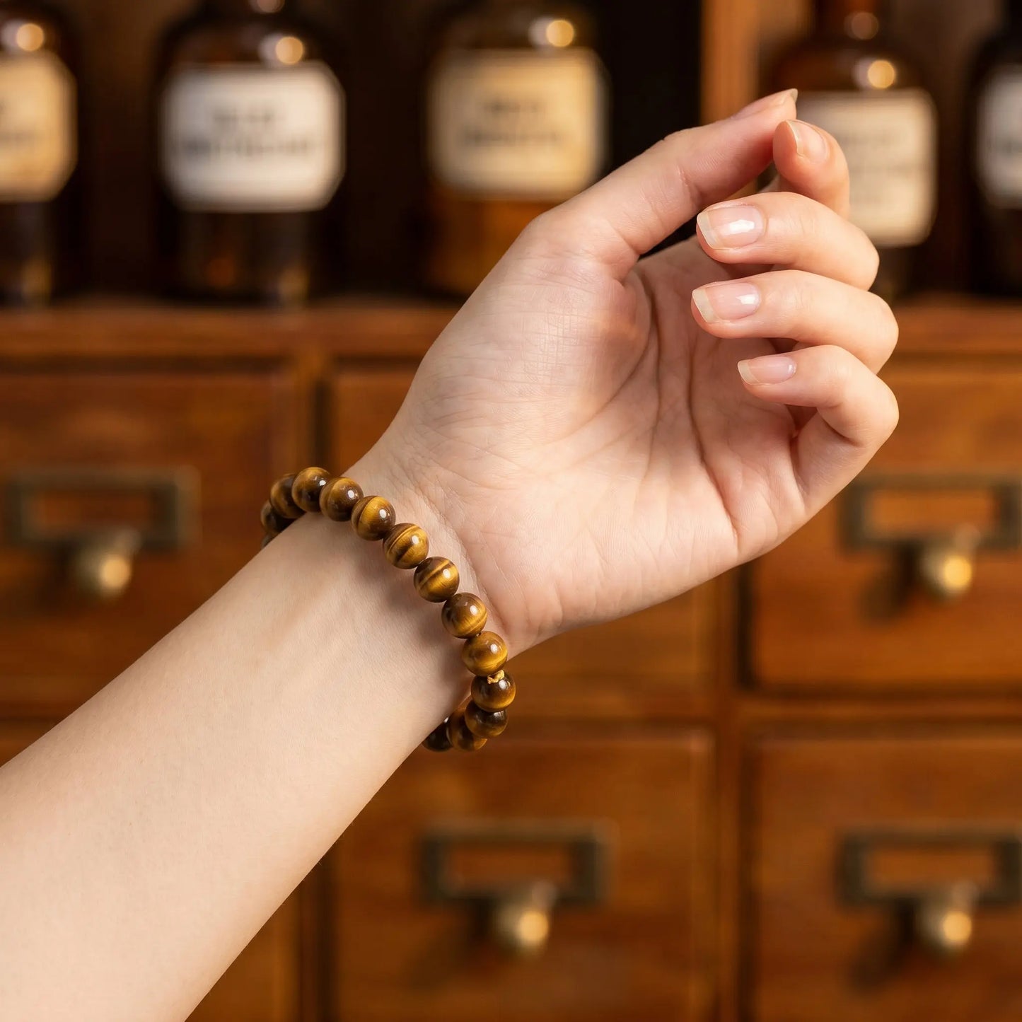 Tigerauge Armband am Handgelenk getragen – natürliche Trageansicht