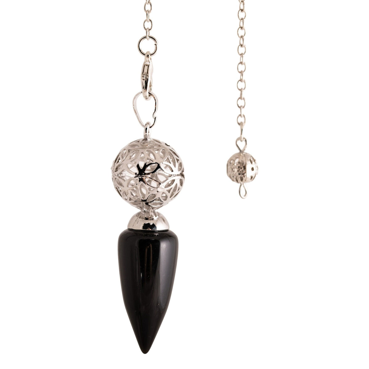 Obsidian-Pendel mit Lebensblume-Kugel und silberfarbener Kette, freigestellt auf weißem Grund