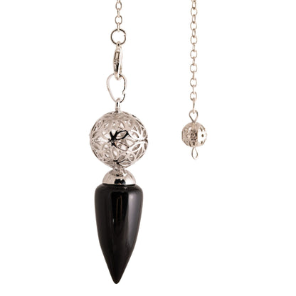 Obsidian-Pendel mit Lebensblume-Kugel und silberfarbener Kette, freigestellt auf weißem Grund