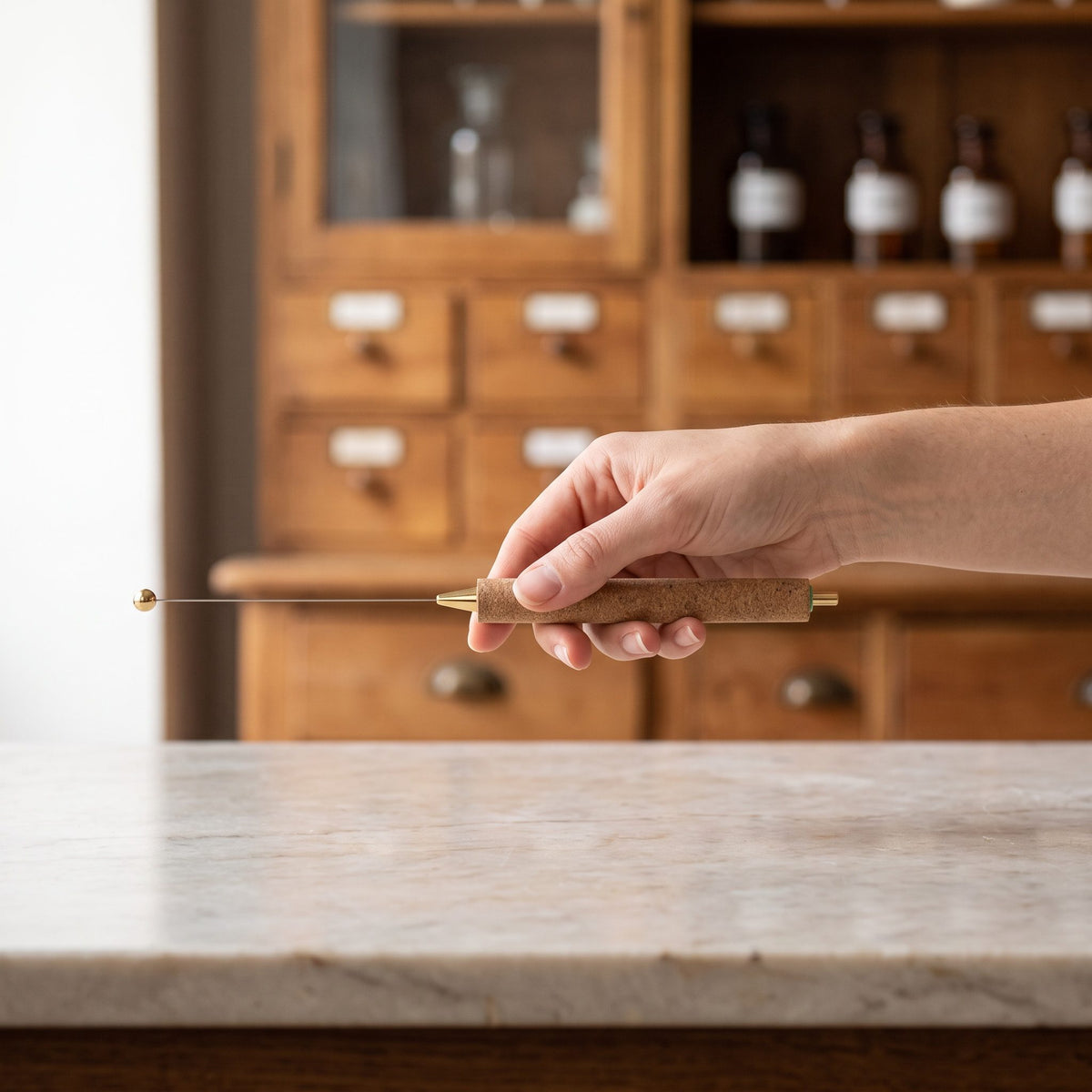 Eine Hand hält den Ökotensor Mini am Korkgriff, die Antenne zeigt waagerecht nach vorn