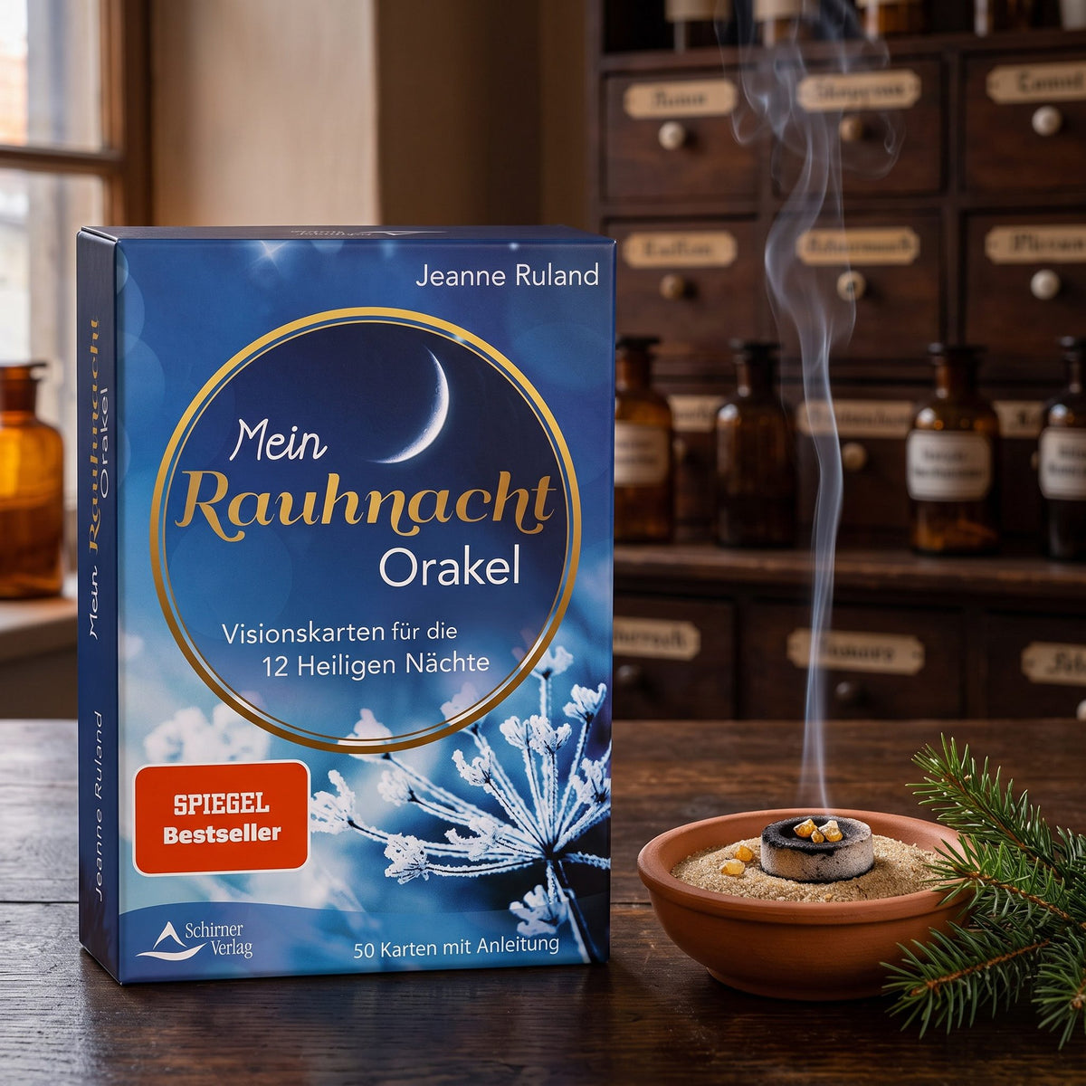 Schachtel Mein Rauhnacht-Orakel auf einem dunklen Holztisch, daneben eine Schale mit glühender Kohle, Harz, Rauchfaden und ein Tannenzweig