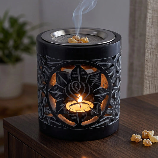 Räuchergefäß & Duftlampe Shakti – schwarzer Speckstein, inkl. Sieb & Aromaschale in Benutzung mit feinem Rauch auf einem dunklen Holz-Sideboard am Abend