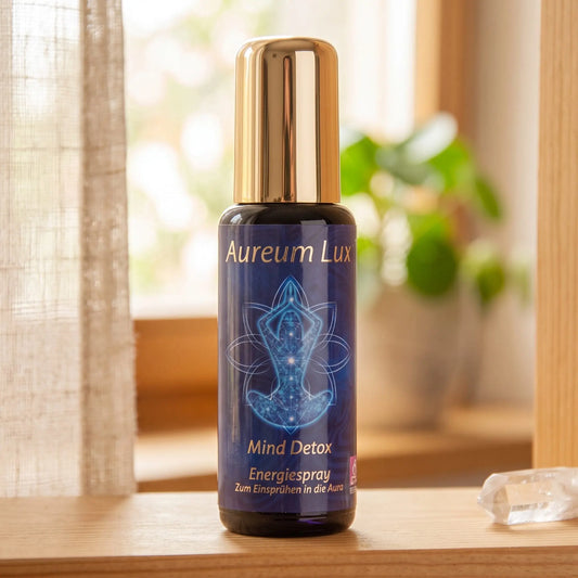 Energiespray Aureum Lux Mind Detox: Sprühflasche auf einem hellen Holzregal am Fenster mit Leinenvorhang, daneben ein Bergkristall