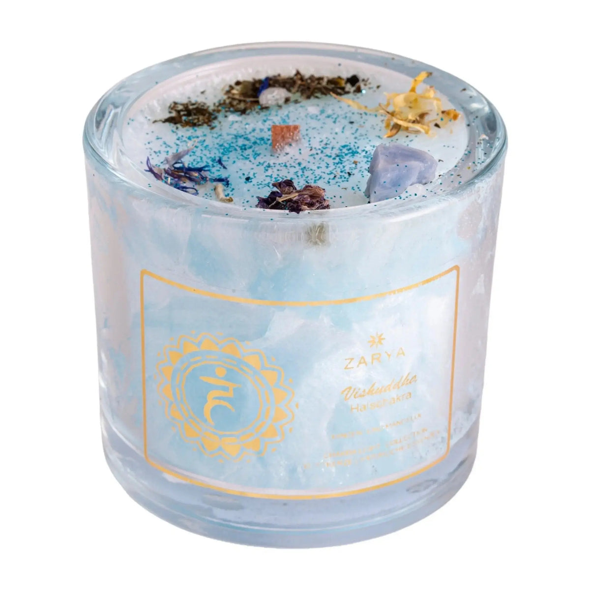 Chakra-Kerze Halschakra Vishuddha mit Aquamarin und Calcit, Duft Minze und Mandel, Kerze im Glas, freigestellt auf Weiß
