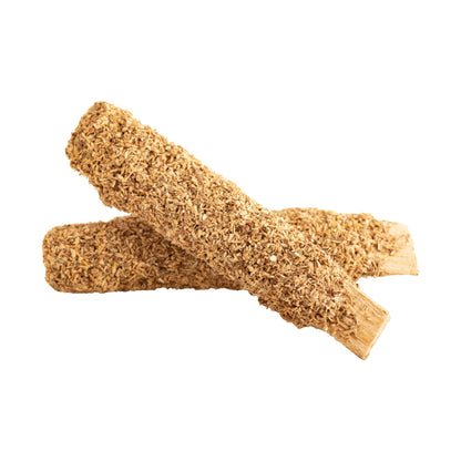 Zwei Palo-Santo-Stäbe mit Eukalyptus und Kräuterüberzug, freigestellt auf weißem Grund