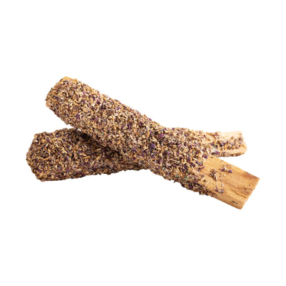 Zwei Palo-Santo-Stäbe mit Lavendel und Blütenüberzug, freigestellt auf weißem Grund