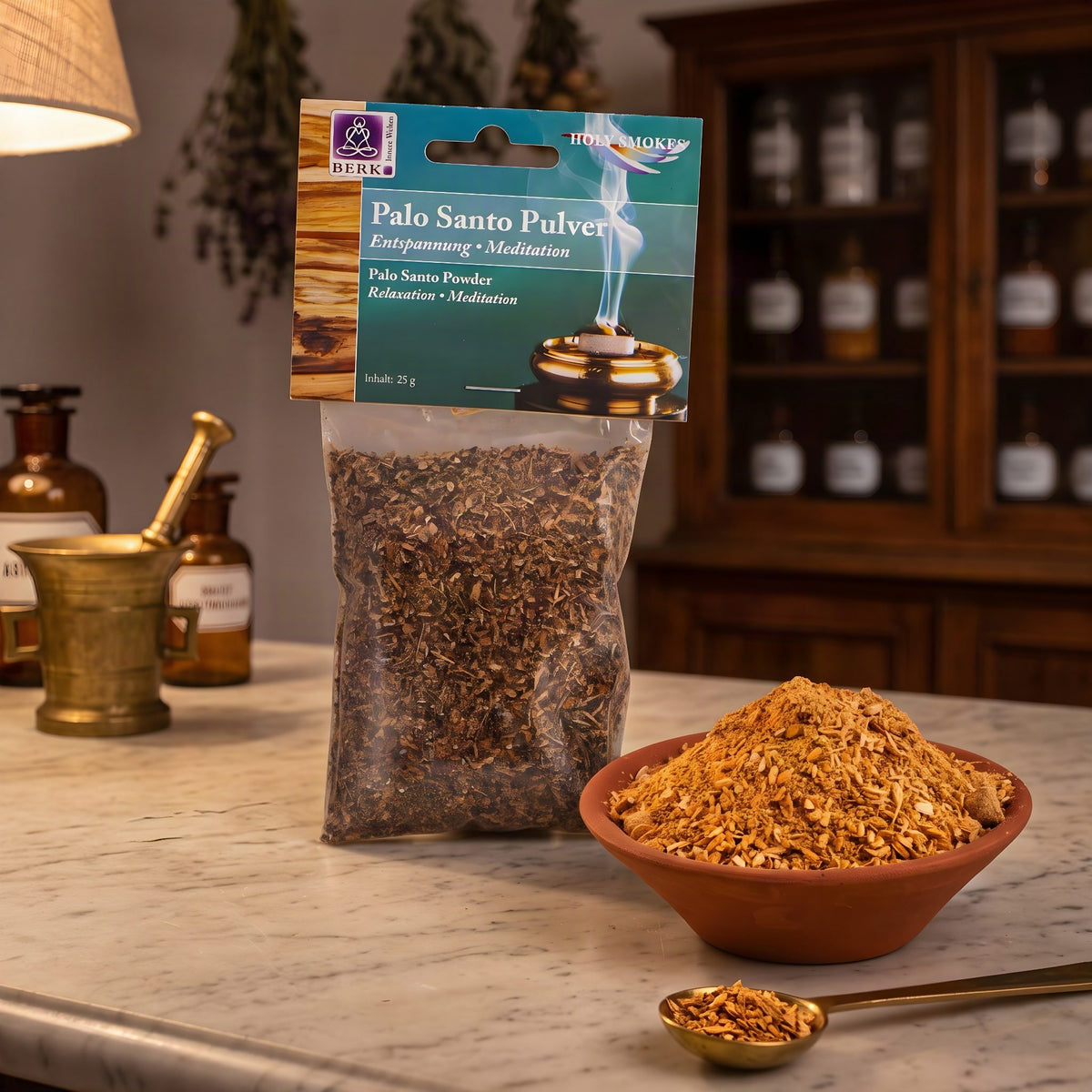 Palo Santo Pulver von Berk: Tüte mit türkisem Kartonkopf auf der Marmortheke einer Apotheke am Abend, daneben eine Terracottaschale mit goldbraunem Holzpulver und ein Messinglöffel