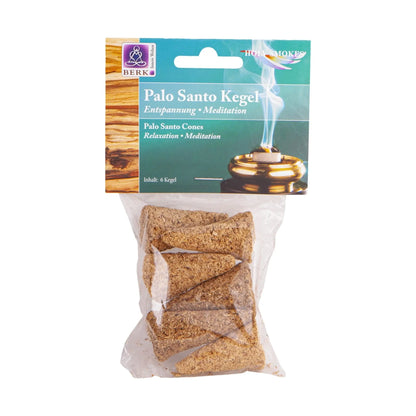Palo Santo Räucherkegel, Tüte mit sechs Kegeln freigestellt auf weißem Grund