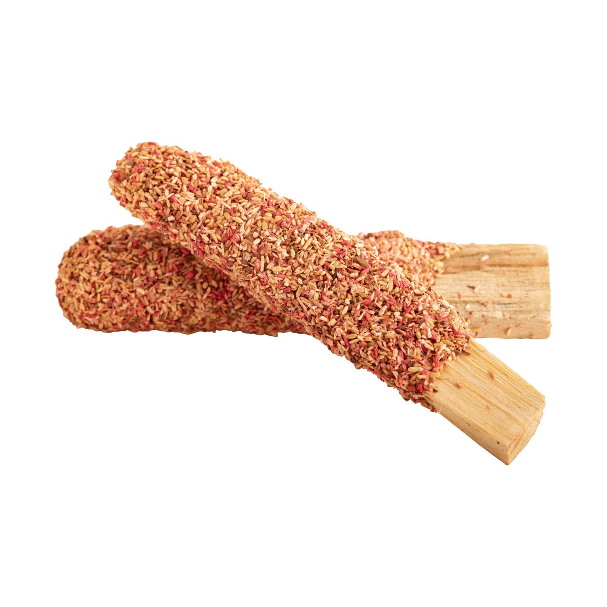Zwei Palo-Santo-Stäbe mit Rose und Blütenüberzug, freigestellt auf weißem Grund