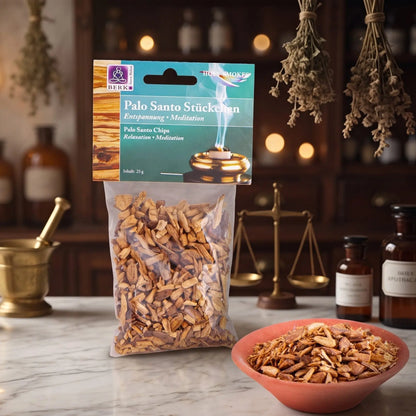 Palo Santo Stückchen von Berk: Tüte mit türkisgrünem Kartonkopf auf der Marmortheke einer Apotheke am Abend, daneben eine Terracottaschale mit Holzchips