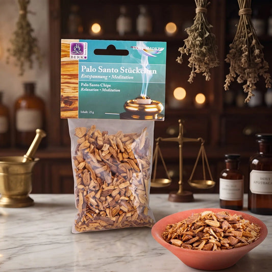 Palo Santo Stückchen von Berk: Tüte mit türkisgrünem Kartonkopf auf der Marmortheke einer Apotheke am Abend, daneben eine Terracottaschale mit Holzchips