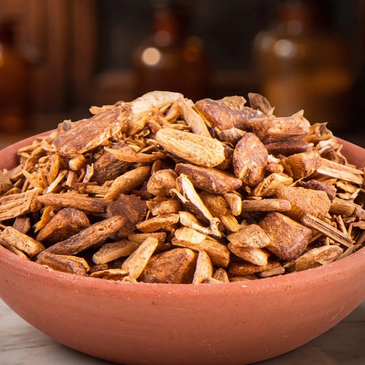Palo-Santo-Holzchips aus der Nähe in einer Terracottaschale, hell goldgelb bis karamellbraun